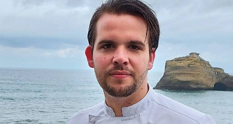 &Gamma;&alpha;&lambda;&lambda;ί&alpha;: &Beta;&rho;&alpha;&beta;&epsilon;&upsilon;&mu;έ&nu;&omicron;&sigmaf; &sigma;&epsilon;&phi; &alpha;&pi;&omicron;&lambda;ύ&theta;&eta;&kappa;&epsilon; &gamma;&iota;&alpha;&tau;ί έ&kappa;&alpha;&nu;&epsilon; &laquo;&epsilon;&xi;&epsilon;&upsilon;&tau;&epsilon;&lambda;&iota;&sigma;&tau;&iota;&kappa;ό &kappa;&alpha;&psi;ό&nu;&iota;&raquo; &sigma;&epsilon; &upsilon;&pi;ά&lambda;&lambda;&eta;&lambda;&omicron; - &laquo;&Tau;&omicron;&nu; έ&delta;&epsilon;&sigma;&epsilon; &gamma;&upsilon;&mu;&nu;ό &sigma;&epsilon; &kappa;&alpha;&rho;έ&kappa;&lambda;&alpha; &mu;&epsilon; &mu;ή&lambda;&omicron; &sigma;&tau;&omicron; &sigma;&tau;ό&mu;&alpha;&raquo;