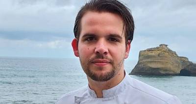 &Gamma;&alpha;&lambda;&lambda;ί&alpha;: &Beta;&rho;&alpha;&beta;&epsilon;&upsilon;&mu;έ&nu;&omicron;&sigmaf; &sigma;&epsilon;&phi; &alpha;&pi;&omicron;&lambda;ύ&theta;&eta;&kappa;&epsilon; &gamma;&iota;&alpha;&tau;ί έ&kappa;&alpha;&nu;&epsilon; &laquo;&epsilon;&xi;&epsilon;&upsilon;&tau;&epsilon;&lambda;&iota;&sigma;&tau;&iota;&kappa;ό &kappa;&alpha;&psi;ό&nu;&iota;&raquo; &sigma;&epsilon; &upsilon;&pi;ά&lambda;&lambda;&eta;&lambda;&omicron; - &laquo;&Tau;&omicron;&nu; έ&delta;&epsilon;&sigma;&epsilon; &gamma;&upsilon;&mu;&nu;ό &sigma;&epsilon; &kappa;&alpha;&rho;έ&kappa;&lambda;&alpha; &mu;&epsilon; &mu;ή&lambda;&omicron; &sigma;&tau;&omicron; &sigma;&tau;ό&mu;&alpha;&raquo;