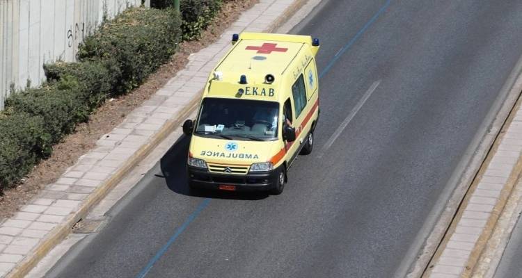ΕΚΤΑΚΤΟ: Σοβαρό τροχαίο έξω από τη Μύρινα πριν από λίγο | Τραυματίστηκε δικυκλιστής