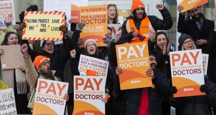 &Beta;&rho;&epsilon;&tau;&alpha;&nu;ί&alpha;: H &alpha;&pi;&epsilon;&rho;&gamma;ί&alpha; &tau;&omega;&nu; &nu;έ&omega;&nu; &gamma;&iota;&alpha;&tau;&rho;ώ&nu; &nu;&alpha;&rho;&kappa;&omicron;&theta;&epsilon;&tau;&epsilon;ί &tau;&omicron; &kappa;&alpha;&tau;&alpha;&pi;&omicron;&nu;&eta;&mu;έ&nu;&omicron; NHS