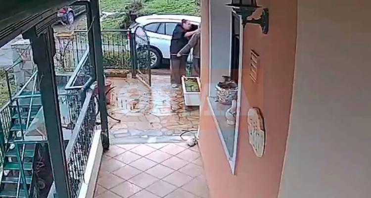 &Eta; &sigma;&tau;&iota;&gamma;&mu;ή &pi;&omicron;&upsilon; &gamma;&upsilon;&nu;&alpha;ί&kappa;&alpha; &alpha;&gamma;&kappa;&alpha;&lambda;&iota;ά&zeta;&epsilon;&iota; &eta;&lambda;&iota;&kappa;&iota;&omega;&mu;έ&nu;&omicron; &kappa;&alpha;&iota; &tau;&omicron;&upsilon; &alpha;&rho;&pi;ά&zeta;&epsilon;&iota; &tau;&eta;&nu; &alpha;&lambda;&upsilon;&sigma;ί&delta;&alpha; &sigma;&tau;&eta; &Theta;&epsilon;&sigma;&sigma;&alpha;&lambda;&omicron;&nu;ί&kappa;&eta;, &eta; &sigma;&pi;&epsilon;ί&rho;&alpha; &epsilon;ί&chi;&epsilon;... &pi;&tau;&upsilon;&chi;ί&omicron; &sigma;&tau;&omicron; &nu;&alpha; &alpha;&nu;&omicron;ί&gamma;&epsilon;&iota; &sigma;&pi;ί&tau;&iota;&alpha; &kappa;&alpha;&iota; &nu;&alpha; &sigma;&eta;&kappa;ώ&nu;&epsilon;&iota; &Iota;&Chi;