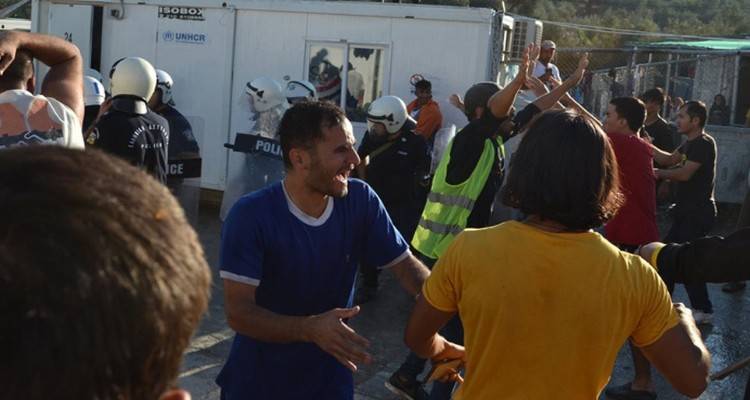 Φωτιά στη Μόρια: Μητέρα και παιδί οι νεκροί - Άγρια επεισόδια και συγκρούσεις