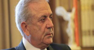&Sigma;&tau;&eta; &Lambda;έ&sigma;&beta;&omicron; &Alpha;&beta;&rho;&alpha;&mu;ό&pi;&omicron;&upsilon;&lambda;&omicron;&sigmaf;, &Mu;&omicron;&upsilon;&zeta;ά&lambda;&alpha;&sigmaf; &kappa;&alpha;&iota; &Epsilon;&upsilon;&rho;&omega;&pi;&alpha;ί&omicron;&iota; &alpha;&xi;&iota;&omega;&mu;&alpha;&tau;&omicron;ύ&chi;&omicron;&iota; &mu;&epsilon;&tau;ά &tau;&omicron; &phi;&iota;ά&sigma;&kappa;&omicron; &mu;&epsilon; &tau;&eta;&nu; &kappa;&alpha;&kappa;&omicron;&kappa;&alpha;&iota;&rho;ί&alpha;