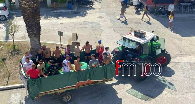 Bachelor… τελευταία στιγμή: Νεαροί γύρισαν τη Μύρινα με τρακτέρ-πισίνα λίγο πριν τον γάμο