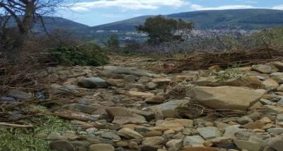 &laquo;&Tau;&omicron;&upsilon; &Mu;&omicron;&lambda;&upsilon;&beta;&omicron;ύ &omicron; &lambda;ά&kappa;&omicron;&sigmaf;&raquo;: &Eta; &tau;&rho;&alpha;&gamma;&iota;&kappa;ή &iota;&sigma;&tau;&omicron;&rho;ί&alpha; &pi;ί&sigma;&omega; &alpha;&pi;ό &tau;&omicron; &tau;&omicron;&pi;&omega;&nu;ύ&mu;&iota;&omicron; &sigma;&tau;&omicron;&nu; &Kappa;ά&sigma;&pi;&alpha;&kappa;&alpha;