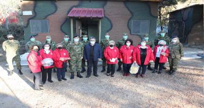 &Omicron;&iota; &Epsilon;&theta;&epsilon;&lambda;&omicron;&nu;&tau;έ&sigmaf; &tau;&omicron;&upsilon; &Pi;&epsilon;&rho;&iota;&phi;&epsilon;&rho;&epsilon;&iota;&alpha;&kappa;&omicron;ύ &Tau;&mu;ή&mu;&alpha;&tau;&omicron;&sigmaf; &Lambda;ή&mu;&nu;&omicron;&upsilon;-&Alpha;&gamma;ί&omicron;&upsilon; &Epsilon;&upsilon;&sigma;&tau;&rho;&alpha;&tau;ί&omicron;&upsilon; &kappa;&omicron;&nu;&tau;ά &sigma;&tau;&omicron;&upsilon;&sigmaf; &Alpha;&kappa;&rho;ί&tau;&epsilon;&sigmaf; &mu;&alpha;&sigmaf;