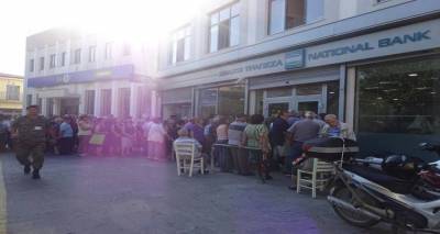 Το «αδιαχώρητο» σήμερα στις τράπεζες της Λήμνου για τα 300€ (photos)