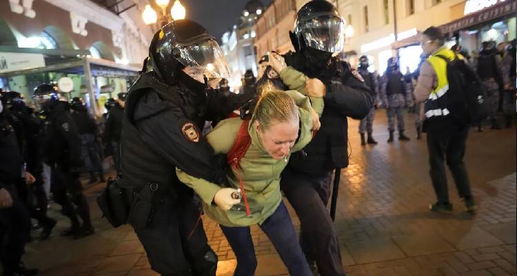 Χάος στη Ρωσία μετά την επιστράτευση | Ουρές στα σύνορα με Γεωργία, συλλήψεις διαδηλωτών