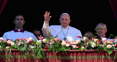 &Tau;&omicron; &Pi;ά&sigma;&chi;&alpha; &tau;&omega;&nu; &Kappa;&alpha;&theta;&omicron;&lambda;&iota;&kappa;ώ&nu;, &eta; &epsilon;&upsilon;&chi;ή &tau;&omicron;&upsilon; &Pi;ά&pi;&alpha; &Phi;&rho;&alpha;&gamma;&kappa;ί&sigma;&kappa;&omicron;&upsilon; &gamma;&iota;&alpha; &epsilon;&iota;&rho;ή&nu;&eta; - &Delta;&epsilon;ί&tau;&epsilon; &phi;&omega;&tau;&omicron;&gamma;&rho;&alpha;&phi;ί&epsilon;&sigmaf; &alpha;&pi;ό ό&lambda;&omicron; &tau;&omicron;&nu; &kappa;ό&sigma;&mu;&omicron;