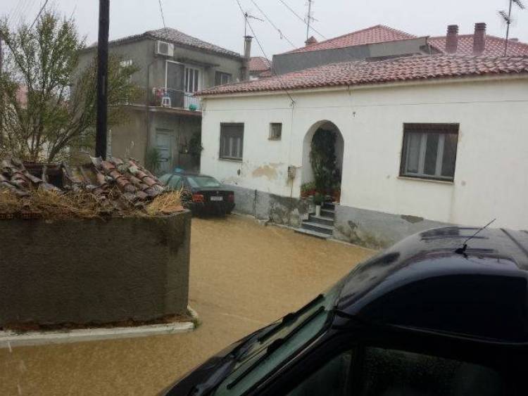 Προβλήματα από έντονη βροχόπτωση στην Ατσική