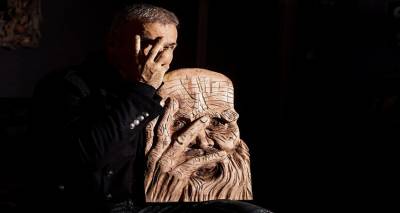 Rock Wood: &Omicron; &laquo;&xi;ύ&lambda;&iota;&nu;&omicron;&sigmaf; &pi;&alpha;&rho;ά&delta;&epsilon;&iota;&sigma;&omicron;&sigmaf;&raquo; &tau;&omicron;&upsilon; &Sigma;&tau;έ&lambda;&iota;&omicron;&upsilon; &Rho;ό&kappa;&kappa;&omicron;&upsilon; (video)