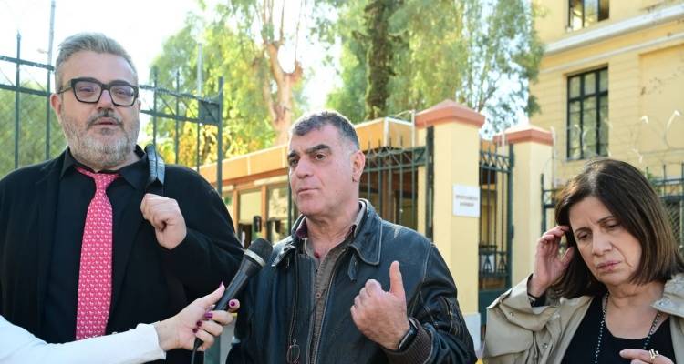 Στο δικαστήριο ο Βαξεβάνης μετά τα ασφαλιστικά μέτρα για το βιβλίο Τσίπρα | Τον κατηγορεί για «άσκηση λογοκρισίας»