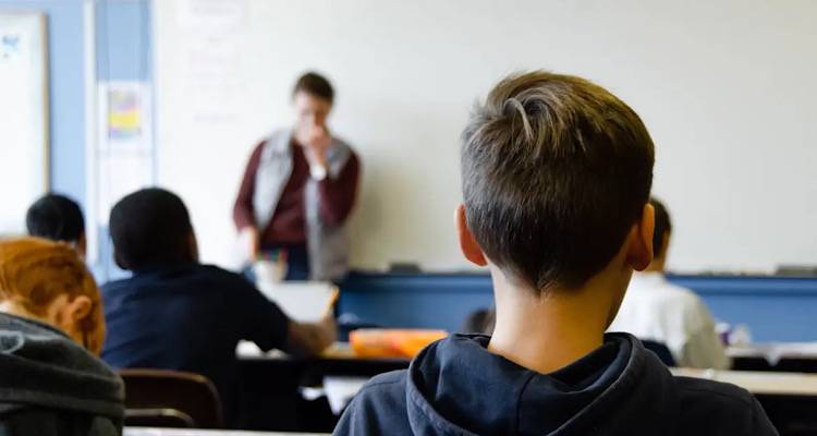A&xi;&iota;&omicron;&lambda;ό&gamma;&eta;&sigma;&eta; &epsilon;&kappa;&pi;&alpha;&iota;&delta;&epsilon;&upsilon;&tau;&iota;&kappa;ώ&nu;: &Pi;&omicron;&iota;&nu;έ&sigmaf; &sigma;&epsilon; ό&pi;&omicron;&iota;&omicron;&upsilon;&sigmaf; &tau;&eta;&nu; &laquo;&mu;&pi;&lambda;&omicron;&kappa;ά&rho;&omicron;&upsilon;&nu;&raquo;
