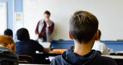 A&xi;&iota;&omicron;&lambda;ό&gamma;&eta;&sigma;&eta; &epsilon;&kappa;&pi;&alpha;&iota;&delta;&epsilon;&upsilon;&tau;&iota;&kappa;ώ&nu;: &Pi;&omicron;&iota;&nu;έ&sigmaf; &sigma;&epsilon; ό&pi;&omicron;&iota;&omicron;&upsilon;&sigmaf; &tau;&eta;&nu; &laquo;&mu;&pi;&lambda;&omicron;&kappa;ά&rho;&omicron;&upsilon;&nu;&raquo;