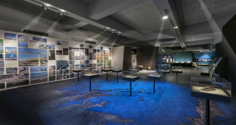 &Sigma;&tau;&eta; &Mu;ό&sigma;&chi;&alpha; &eta; Έ&kappa;&theta;&epsilon;&sigma;&eta;:  &laquo;&Alpha;&Iota;&Gamma;&Alpha;&Iota;&Omicron;&Nu;: &Eta; &Gamma;έ&nu;&nu;&eta;&sigma;&eta; &epsilon;&nu;ό&sigmaf; &Alpha;&rho;&chi;&iota;&pi;&epsilon;&lambda;ά&gamma;&omicron;&upsilon;&sigmaf;&raquo; | &laquo;&Sigma;&tau;&alpha; &nu;&eta;&sigma;&iota;ά &tau;&omicron;&upsilon; &Eta;&phi;&alpha;ί&sigma;&tau;&omicron;&upsilon; &kappa;&alpha;&iota; &tau;&omicron;&upsilon; &Pi;&omicron;&sigma;&epsilon;&iota;&delta;ώ&nu;&alpha;&raquo;