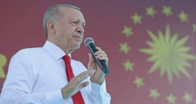 &Pi;&alpha;&rho;&alpha;&lambda;ή&rho;&eta;&mu;&alpha; &Epsilon;&rho;&nu;&tau;&omicron;&gamma;ά&nu;: "&Omicron;&iota; Έ&lambda;&lambda;&eta;&nu;&epsilon;&sigmaf; &epsilon;ί&nu;&alpha;&iota; &tau;&omicron; ί&delta;&iota;&omicron; &pi;&omicron;&tau;&alpha;&pi;&omicron;ί ό&pi;&omega;&sigmaf; &kappa;&alpha;&iota; ό&tau;&alpha;&nu; έ&kappa;&alpha;&iota;&gamma;&alpha;&nu; &tau;&iota;&sigmaf; &pi;ό&lambda;&epsilon;&iota;&sigmaf; &mu;&alpha;&sigmaf; &pi;&rho;&iota;&nu; 100 &chi;&rho;ό&nu;&iota;&alpha;"