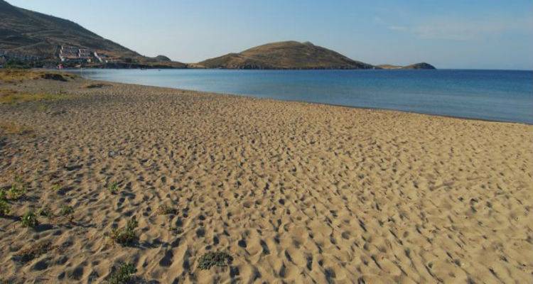 Την παραλία του Πλατύ καθαρίζουν σήμερα τα νήπια του χωριού