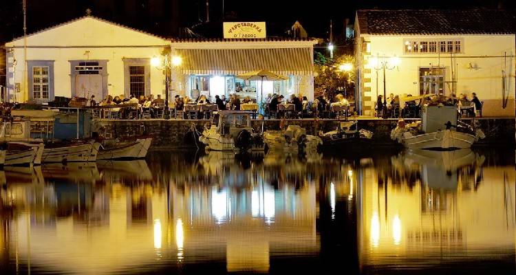 &Psi;&alpha;&rho;&omicron;&tau;&alpha;&beta;έ&rho;&nu;&alpha; &laquo;&Gamma;&lambda;ά&rho;&omicron;&sigmaf;&raquo;: Έ&nu;&alpha;&sigmaf; &gamma;&alpha;&sigma;&tau;&rho;&omicron;&nu;&omicron;&mu;&iota;&kappa;ό&sigmaf; &pi;&alpha;&rho;ά&delta;&epsilon;&iota;&sigma;&omicron;&sigmaf; &delta;ί&pi;&lambda;&alpha; &sigma;&tau;&eta; &theta;ά&lambda;&alpha;&sigma;&sigma;&alpha;