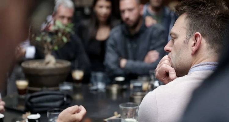 &Sigma;&Upsilon;&Rho;&Iota;&Zeta;&Alpha;: &Mu;&epsilon;&tau;&omega;&pi;&iota;&kappa;ή &sigma;ύ&gamma;&kappa;&rho;&omicron;&upsilon;&sigma;&eta; &mu;&epsilon; &Pi;&omicron;&lambda;ά&kappa;&eta;, &sigma;&epsilon;&nu;ά&rho;&iota;&alpha; &alpha;&mu;&phi;&iota;&sigma;&beta;ή&tau;&eta;&sigma;&eta;&sigmaf; &kappa;&alpha;&iota; &nu;έ&alpha;&sigmaf; &delta;&iota;ά&sigma;&pi;&alpha;&sigma;&eta;&sigmaf;