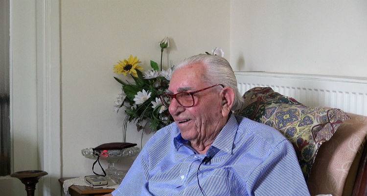 &Nu;ί&kappa;&omicron;&sigmaf; &Mu;&pi;&lambda;&iota;ά&sigmaf;. &Omicron; &gamma;&eta;&rho;&alpha;&iota;ό&tau;&epsilon;&rho;&omicron;&sigmaf; &epsilon;&nu; &zeta;&omega;ή &alpha;&upsilon;&tau;&omicron;&kappa;&iota;&nu;&eta;&tau;&iota;&sigma;&tau;ή&sigmaf; &tau;&eta;&sigmaf; &Lambda;ή&mu;&nu;&omicron;&upsilon; &sigma;&kappa;&alpha;&lambda;ί&zeta;&epsilon;&iota; &tau;&iota;&sigmaf; &alpha;&nu;&alpha;&mu;&nu;ή&sigma;&epsilon;&iota;&sigmaf; &tau;&omicron;&upsilon;.