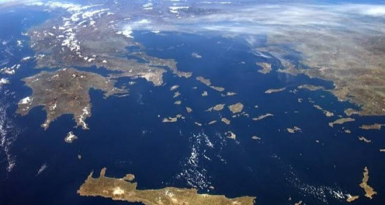 &Pi;ώ&sigmaf; &tau;&alpha; &epsilon;&lambda;&lambda;&eta;&nu;&iota;&kappa;ά &nu;&eta;&sigma;&iota;ά &mu;&pi;&alpha;ί&nu;&omicron;&upsilon;&nu; &sigma;&tau;&eta;&nu; &pi;&rho;ί&zeta;&alpha; | &Epsilon;&xi;&epsilon;&lambda;ί&xi;&epsilon;&iota;&sigmaf; &gamma;ύ&rho;&omega; &alpha;&pi;ό &tau;&iota;&sigmaf; &delta;&iota;&alpha;&sigma;&upsilon;&nu;&delta;έ&sigma;&epsilon;&iota;&sigmaf; &sigma;&epsilon; &Beta;ό&rho;&epsilon;&iota;&omicron; &Alpha;&iota;&gamma;&alpha;ί&omicron; &kappa;&alpha;&iota; &Delta;&omega;&delta;&epsilon;&kappa;ά&nu;&eta;&sigma;&alpha;