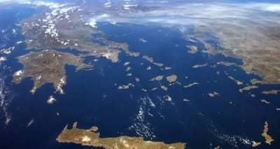 &Pi;ώ&sigmaf; &tau;&alpha; &epsilon;&lambda;&lambda;&eta;&nu;&iota;&kappa;ά &nu;&eta;&sigma;&iota;ά &mu;&pi;&alpha;ί&nu;&omicron;&upsilon;&nu; &sigma;&tau;&eta;&nu; &pi;&rho;ί&zeta;&alpha; | &Epsilon;&xi;&epsilon;&lambda;ί&xi;&epsilon;&iota;&sigmaf; &gamma;ύ&rho;&omega; &alpha;&pi;ό &tau;&iota;&sigmaf; &delta;&iota;&alpha;&sigma;&upsilon;&nu;&delta;έ&sigma;&epsilon;&iota;&sigmaf; &sigma;&epsilon; &Beta;ό&rho;&epsilon;&iota;&omicron; &Alpha;&iota;&gamma;&alpha;ί&omicron; &kappa;&alpha;&iota; &Delta;&omega;&delta;&epsilon;&kappa;ά&nu;&eta;&sigma;&alpha;