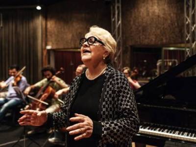 &Eta; &Mu;&alpha;ί&rho;&eta; &Lambda;ί&nu;&tau;&alpha; &tau;&rho;&alpha;&gamma;&omicron;&upsilon;&delta;ά&epsilon;&iota; &sigma;&tau;&omicron;&nu; ί&delta;&iota;&omicron; &tau;ό&nu;&omicron; &epsilon;&delta;ώ &kappa;&alpha;&iota; &mu;&iota;&sigma;ό &alpha;&iota;ώ&nu;&alpha;.