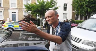 Βρετανία: Το σκάνδαλο Κάμινγκς φέρνει την πρώτη παραίτηση