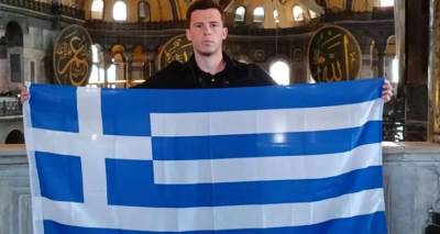 Έ&lambda;&lambda;&eta;&nu;&alpha;&sigmaf; ά&nu;&omicron;&iota;&xi;&epsilon; &tau;&eta; &sigma;&eta;&mu;&alpha;ί&alpha; &sigma;&tau;&eta;&nu; &Alpha;&gamma;ί&alpha; &Sigma;&omicron;&phi;ί&alpha; &kappa;&alpha;&iota; έ&gamma;&rho;&alpha;&psi;&epsilon; &laquo;&Alpha;&gamma;&alpha;&pi;&eta;&mu;έ&nu;&eta; &mu;&omicron;&upsilon; &Pi;ό&lambda;&eta;, &gamma;&iota;&alpha; &pi;ά&nu;&tau;&alpha; &Epsilon;&lambda;&lambda;&eta;&nu;&iota;&kappa;ή&raquo; - &Alpha;&nu;&tau;&iota;&delta;&rho;ά&sigma;&epsilon;&iota;&sigmaf; &sigma;&tau;&eta;&nu; &Tau;&omicron;&upsilon;&rho;&kappa;ί&alpha;