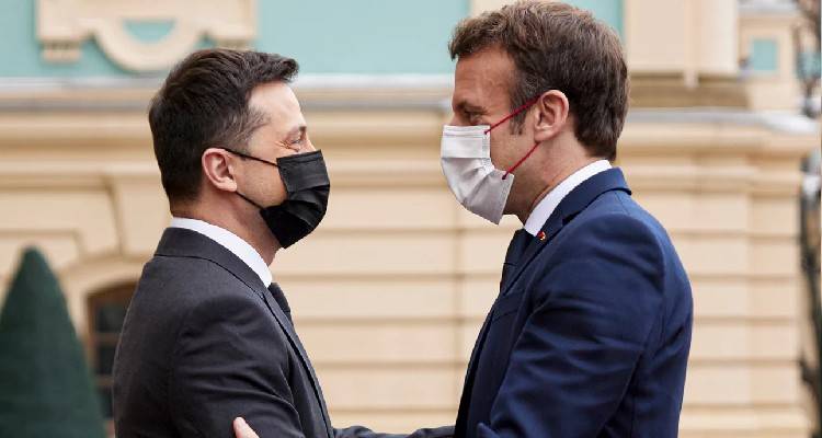 &Epsilon;&pi;&iota;&kappa;&omicron;&iota;&nu;&omega;&nu;ί&alpha; &Mu;&alpha;&kappa;&rho;ό&nu; &mu;&epsilon; &Zeta;&epsilon;&lambda;έ&nu;&sigma;&kappa;&iota;: &Sigma;&tau;&omicron; &epsilon;&pi;ί&kappa;&epsilon;&nu;&tau;&rho;&omicron; &tau;&alpha; &beta;&alpha;&rho;έ&alpha; ό&pi;&lambda;&alpha; &kappa;&alpha;&iota; &eta; έ&nu;&tau;&alpha;&xi;&eta; &tau;&eta;&sigmaf; &Omicron;&upsilon;&kappa;&rho;&alpha;&nu;ί&alpha;&sigmaf; &sigma;&tau;&eta;&nu; &Epsilon;&Epsilon;