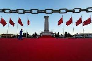 &Kappa;ί&nu;&alpha;: To KKK &epsilon;&pi;&iota;&kappa;&upsilon;&rho;ώ&nu;&epsilon;&iota; &tau;&eta;&nu; &alpha;&lambda;&lambda;&alpha;&gamma;ή &eta;&gamma;&epsilon;&sigma;ί&alpha;&sigmaf;