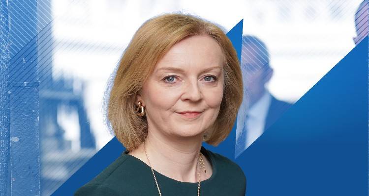 &Beta;&rho;&epsilon;&tau;&alpha;&nu;ί&alpha; : &ldquo; H &Lambda;&iota;&zeta; &Tau;&rho;&alpha;&sigmaf; &pi;&alpha;&tau;ά&epsilon;&iota; &tau;&omicron; &pi;ό&delta;&iota; &sigma;&tau;&omicron; &gamma;&kappa;ά&zeta;&iota; !&rdquo;