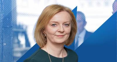 &Beta;&rho;&epsilon;&tau;&alpha;&nu;ί&alpha; : &ldquo; H &Lambda;&iota;&zeta; &Tau;&rho;&alpha;&sigmaf; &pi;&alpha;&tau;ά&epsilon;&iota; &tau;&omicron; &pi;ό&delta;&iota; &sigma;&tau;&omicron; &gamma;&kappa;ά&zeta;&iota; !&rdquo;