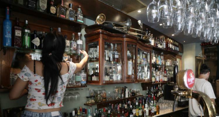 Εστίαση: Ανοίγουν οι εσωτερικοί χώροι το πρώτο δεκαπενθήμερο Ιουνίου | Με ποιους κανόνες