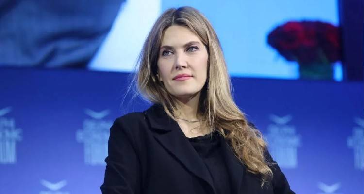 Ώ&rho;&alpha; &mu;&eta;&delta;έ&nu; &gamma;&iota;&alpha; &tau;&eta;&nu; &Epsilon;ύ&alpha; &Kappa;&alpha;ϊ&lambda;ή: &Tau;&alpha; &tau;&rho;ί&alpha; &epsilon;&rho;&omega;&tau;ή&mu;&alpha;&tau;&alpha; &pi;&omicron;&upsilon; &kappa;&alpha;&lambda;&epsilon;ί&tau;&alpha;&iota; &nu;&alpha; &alpha;&pi;&alpha;&nu;&tau;ή&sigma;&epsilon;&iota; &sigma;&tau;&iota;&sigmaf; &Alpha;&rho;&chi;έ&sigmaf; &tau;&eta;&nu; &Pi;έ&mu;&pi;&tau;&eta;