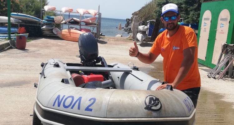 Λήμνος - Αξιέπαινη πράξη από τον Κώστα Δικράνη: Διέσωσε τους επιβαίνοντες κωπηλατικού σκάφους στο Ρωμέικο
