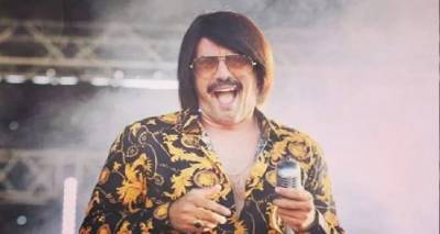 &Lambda;ή&mu;&nu;&omicron;&sigmaf;: &Omicron; Tonis Sfinos &alpha;&pi;ό&psi;&epsilon; &sigma;&tau;&iota;&sigmaf; 21:00 &sigma;&tau;&omicron; &Kappa;aravi Beach Bar