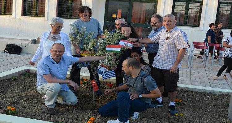 &Mu;&omicron;ύ&delta;&rho;&omicron;: &Sigma;&epsilon; &kappa;&lambda;ί&mu;&alpha; &sigma;&upsilon;&gamma;&kappa;ί&nu;&eta;&sigma;&eta;&sigmaf; &eta; &tau;&epsilon;&lambda;&epsilon;&upsilon;&tau;&alpha;ί&alpha; &sigma;&upsilon;&nu;ά&nu;&tau;&eta;&sigma;&eta; &tau;&omega;&nu; &sigma;&upsilon;&mu;&mu;&epsilon;&tau;&epsilon;&chi;ό&nu;&tau;&omega;&nu; &sigma;&tau;&omicron; ERASMUS+ (photos)