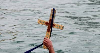 &Theta;&epsilon;&omicron;&phi;ά&nu;&epsilon;&iota;&alpha; &sigma;&tau;&omicron; &Pi;&lambda;&alpha;&tau;ύ: &Alpha;&gamma;&iota;&alpha;&sigma;&mu;ό&sigmaf;, &rho;ί&psi;&eta; &tau;&omicron;&upsilon; &Sigma;&tau;&alpha;&upsilon;&rho;&omicron;ύ &kappa;&alpha;&iota; &tau;&omicron; &pi;&lambda;ή&rho;&epsilon;&sigmaf; &pi;&rho;ό&gamma;&rho;&alpha;&mu;&mu;&alpha; &tau;&omega;&nu; &iota;&epsilon;&rho;ώ&nu; &alpha;&kappa;&omicron;&lambda;&omicron;&upsilon;&theta;&iota;ώ&nu;