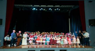 &laquo;&Sigma;&rsquo; έ&nu;&alpha; &mu;&alpha;&nu;&tau;ή&lambda;&iota; &kappa;&rho;ά&tau;&eta;&sigma;&alpha; &tau;&iota;&sigmaf; &mu;&nu;ή&mu;&epsilon;&sigmaf; &tau;&eta;&sigmaf; &Pi;&alpha;&tau;&rho;ί&delta;&alpha;&sigmaf;&raquo;: έ&nu;&alpha; &alpha;&phi;&iota;έ&rho;&omega;&mu;&alpha; &sigma;&tau;&omicron;&nu; &Epsilon;&lambda;&lambda;&eta;&nu;&iota;&sigma;&mu;ό &tau;&eta;&sigmaf; &Mu;&iota;&kappa;&rho;ά&sigmaf; &Alpha;&sigma;ί&alpha;&sigmaf;