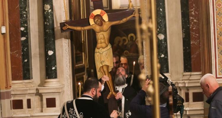 &Omicron; &Mu;&upsilon;&sigma;&tau;&iota;&kappa;ό&sigmaf; &Delta;&epsilon;ί&pi;&nu;&omicron;&sigmaf;, &eta; &pi;&rho;&omicron;&delta;&omicron;&sigma;ί&alpha; &kappa;&alpha;&iota; &tau;&alpha; &kappa;ό&kappa;&kappa;&iota;&nu;&alpha; &alpha;&upsilon;&gamma;ά -&Tau;&iota; &gamma;&iota;&omicron;&rho;&tau;ά&zeta;&omicron;&upsilon;&mu;&epsilon; &tau;&eta; &Mu;&epsilon;&gamma;ά&lambda;&eta; &Pi;έ&mu;&pi;&tau;&eta;