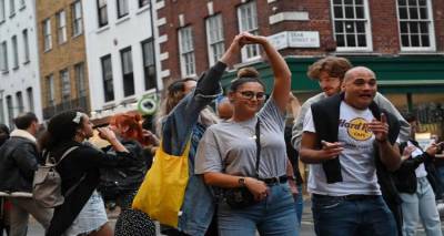 Βρετανία-Κορονοϊός: Αυστηροποίηση των μέτρων περιορισμού κοινωνικών συναναστροφών