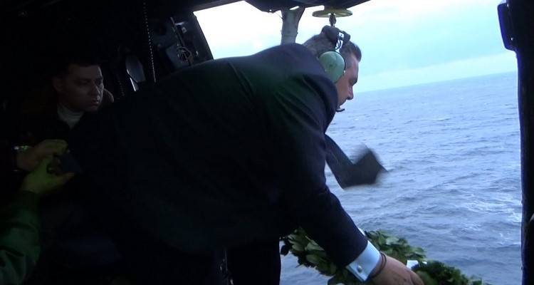 Ρίψη στεφάνου στη θαλάσσια περιοχή του Αγ. Ευστρατίου πραγματοποίησε χθες ο Πάνος Καμμένος