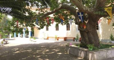 &Mu;&epsilon; &epsilon;&kappa;&kappa;&lambda;&eta;&sigma;&iota;&alpha;&sigma;&tau;&iota;&kappa;ή &lambda;&alpha;&mu;&pi;&rho;ό&tau;&eta;&tau;&alpha; &eta; &pi;&alpha;&nu;ή&gamma;&upsilon;&rho;&eta; &tau;&omicron;&upsilon; &Alpha;&gamma;ί&omicron;&upsilon; &Pi;&alpha;&nu;&tau;&epsilon;&lambda;&epsilon;ή&mu;&omicron;&nu;&omicron;&sigmaf; &sigma;&tau;o &Alpha;&nu;&delta;&rho;ώ&nu;&iota;