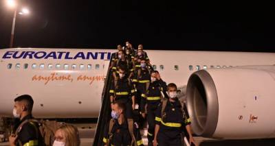 &Sigma;&upsilon;&mu;&mu;&alpha;&chi;ί&alpha; &sigma;&tau;&iota;&sigmaf; &phi;&lambda;ό&gamma;&epsilon;&sigmaf;: &Epsilon;&lambda;&lambda;&eta;&nu;&epsilon;&sigmaf; &kappa;&alpha;&iota; &xi;έ&nu;&omicron;&iota; &pi;&upsilon;&rho;&omicron;&sigma;&beta;έ&sigma;&tau;&epsilon;&sigmaf; &mu;&alpha;&zeta;ί &sigma;&tau;&eta; &mu;ά&chi;&eta;: &laquo;&Delta;&epsilon;&nu; &theta;&alpha; &alpha;&phi;ή&sigma;&omicron;&upsilon;&mu;&epsilon; &tau;&eta;&nu; &Epsilon;&lambda;&lambda;ά&delta;&alpha; &mu;ό&nu;&eta;&raquo;