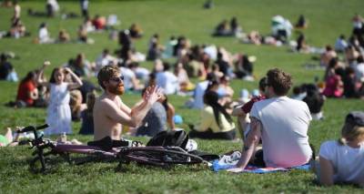 Βρετανία – Κορονοϊός: Η άμβλυνση των περιορισμών και ο καλός καιρός έστειλε τον κόσμο στα πάρκα και τις παραλίες