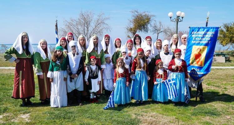 &Tau;&omicron; &Alpha;&nu;&delta;&rho;ώ&nu;&iota; &gamma;&epsilon;&mu;ί&zeta;&epsilon;&iota; &laquo;&Epsilon;&iota;&kappa;ό&nu;&epsilon;&sigmaf; &kappa;&alpha;&iota; &tau;&omicron;&pi;ί&alpha; &tau;&eta;&sigmaf; &Lambda;ή&mu;&nu;&omicron;&upsilon;&raquo;