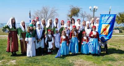 &Tau;&omicron; &Alpha;&nu;&delta;&rho;ώ&nu;&iota; &gamma;&epsilon;&mu;ί&zeta;&epsilon;&iota; &laquo;&Epsilon;&iota;&kappa;ό&nu;&epsilon;&sigmaf; &kappa;&alpha;&iota; &tau;&omicron;&pi;ί&alpha; &tau;&eta;&sigmaf; &Lambda;ή&mu;&nu;&omicron;&upsilon;&raquo;