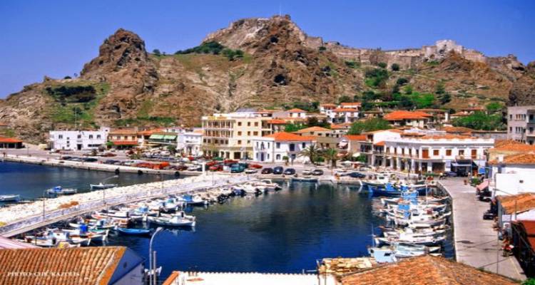 &Lambda;ή&mu;&nu;&omicron;&sigmaf;: &Tau;&omicron; &nu;&eta;&sigma;ί &tau;&omicron;&upsilon; &alpha;&pi;έ&rho;&alpha;&nu;&tau;&omicron;&upsilon; &gamma;&alpha;&lambda;ά&zeta;&iota;&omicron;&upsilon; &kappa;&alpha;&iota; &tau;&omega;&nu; ό&mu;&omicron;&rho;&phi;&omega;&nu; &pi;&alpha;&rho;&alpha;&lambda;&iota;ώ&nu; (photos)