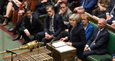 Brexit: &Tau;&iota; &sigma;&eta;&mu;&alpha;ί&nu;&epsilon;&iota; &eta; &sigma;&upsilon;&nu;&tau;&rho;&iota;&beta;ή &tau;&eta;&sigmaf; &Mu;έ&iota; - &Pi;&omicron;&iota;&alpha; &tau;&alpha; &epsilon;&pi;ό&mu;&epsilon;&nu;&alpha; &beta;ή&mu;&alpha;&tau;&alpha;